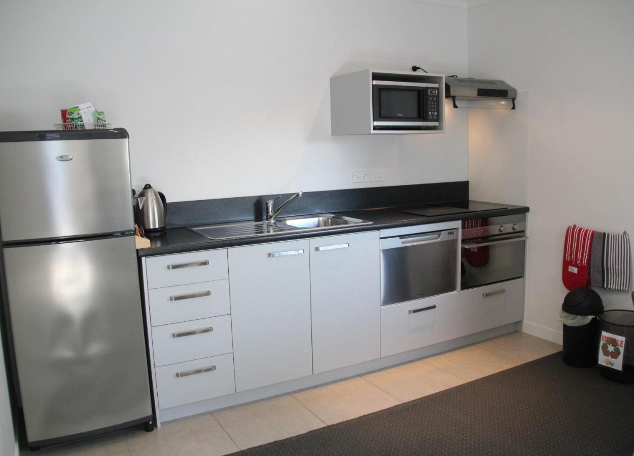 Pukekura Motor Lodge New Plymouth Zewnętrze zdjęcie A kitchen in a student apartment