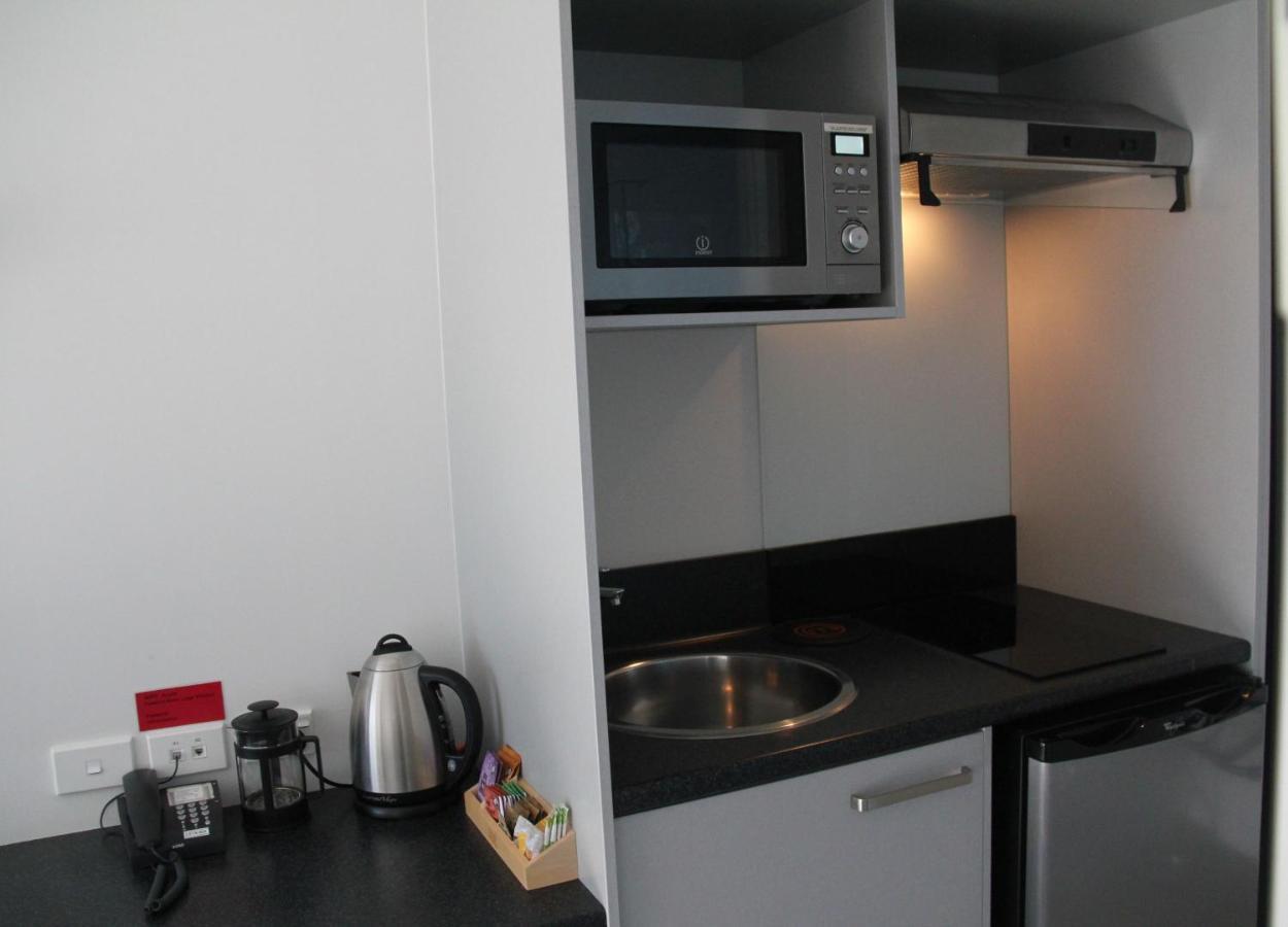 Pukekura Motor Lodge New Plymouth Zewnętrze zdjęcie A kitchenette in a hotel room