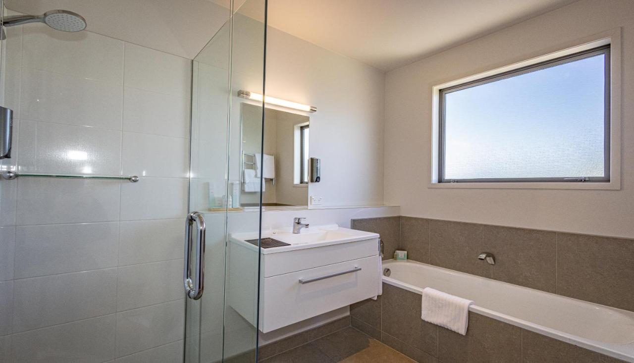 Pukekura Motor Lodge New Plymouth Zewnętrze zdjęcie A modern bathroom