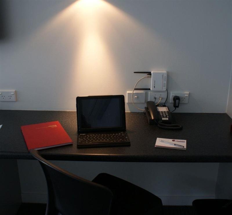 Pukekura Motor Lodge New Plymouth Zewnętrze zdjęcie A typical hotel room with a phone, a laptop and a book